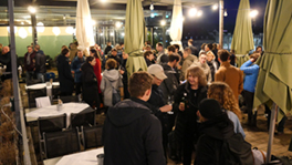 Konferenzteilnehmende beim Apéro zum Congress Dinner