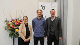 Elke Gramespacher und Siegfried Nagel überreichen Vitus Furrer den SGS-Dissertationspreis 2023