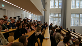 Teilnehmende der Konferenz am Vortrag des SGS-Dissertationspreises 2023