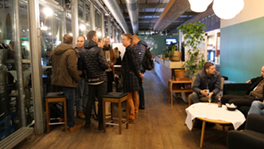 Konferenzteilnehmende beim Apéro zum Congress Dinner